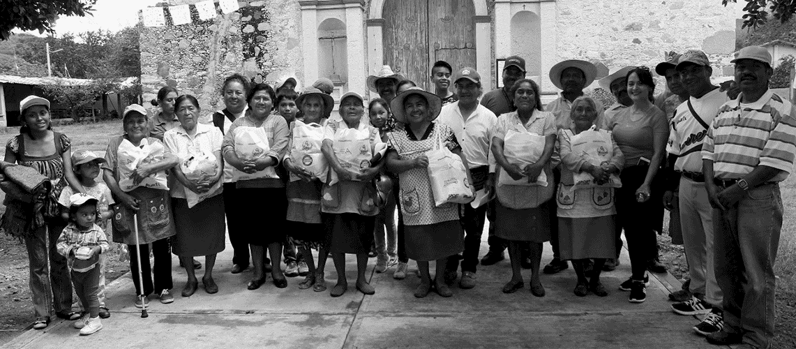 Entregando víveres en Oaxaca